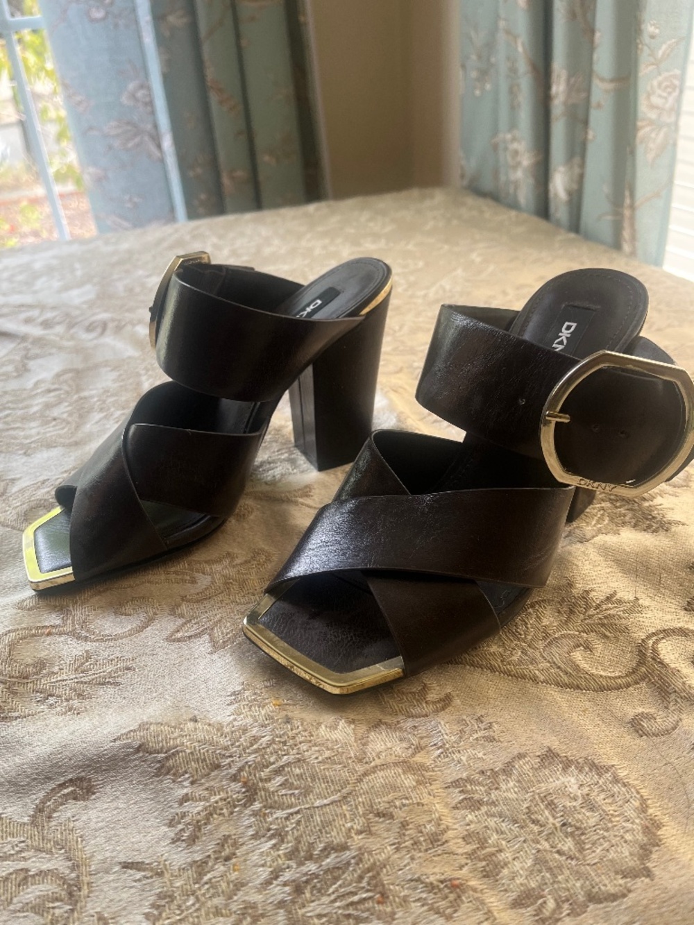 DKNY sz 6 leather sandals 3 1/2 inch block heels